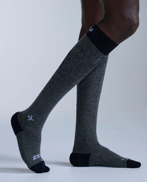 2XU Flight Bamboo Charcoal Compression Socks